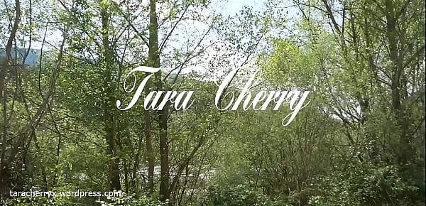  Tara Cherry prend son pied avec son sex toy